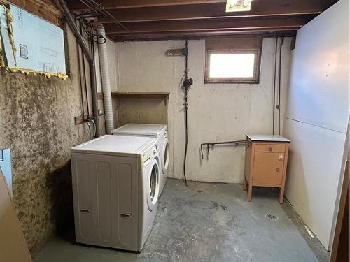 5419 48 Avenue West, Forestburg, AB - Indoor Photo Showing Laundry Room