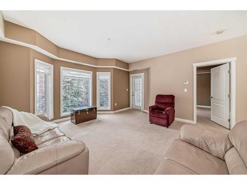 209-6 Michener Boulevard, Red Deer, AB - Indoor Photo Showing Living Room