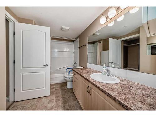 209-6 Michener Boulevard, Red Deer, AB - Indoor Photo Showing Bathroom