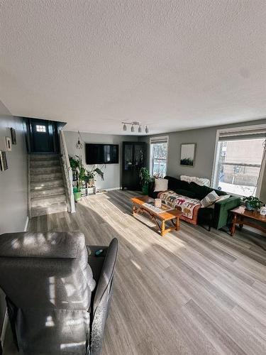 5132 54Th Street, Eckville, AB - Indoor Photo Showing Living Room