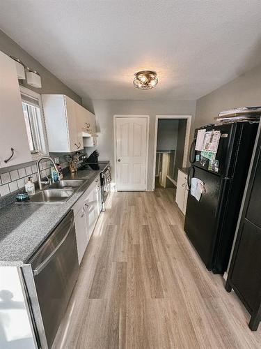 5132 54Th Street, Eckville, AB - Indoor Photo Showing Kitchen With Double Sink