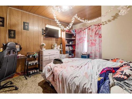 5213 50 Avenue, Ponoka, AB - Indoor Photo Showing Bedroom