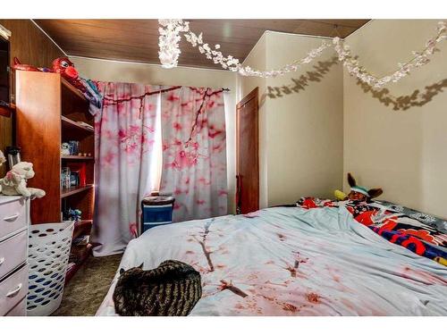 5213 50 Avenue, Ponoka, AB - Indoor Photo Showing Bedroom