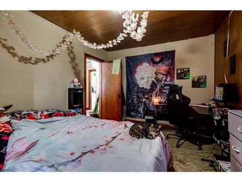 5213 50 Avenue, Ponoka, AB - Indoor Photo Showing Bedroom