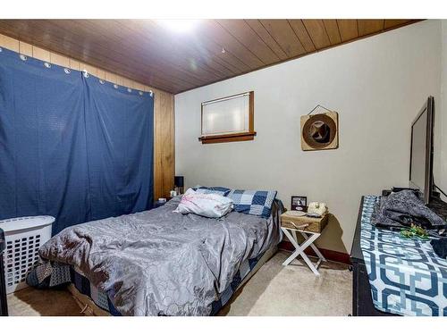 5213 50 Avenue, Ponoka, AB - Indoor Photo Showing Bedroom