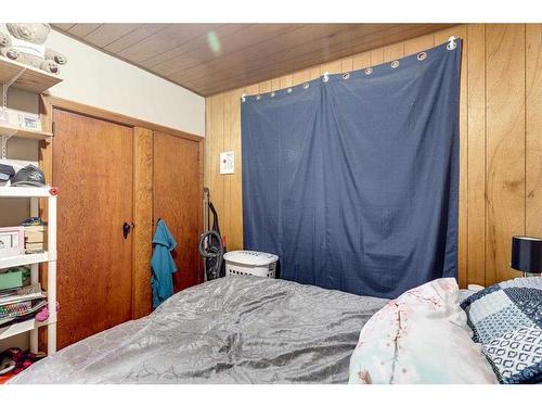 5213 50 Avenue, Ponoka, AB - Indoor Photo Showing Bedroom