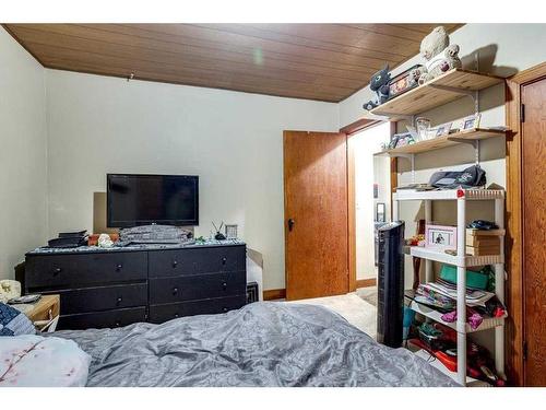 5213 50 Avenue, Ponoka, AB - Indoor Photo Showing Bedroom