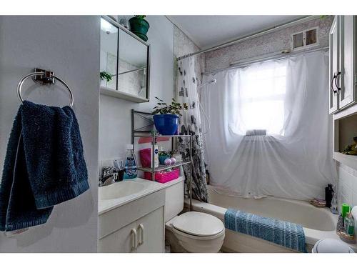 5213 50 Avenue, Ponoka, AB - Indoor Photo Showing Bathroom