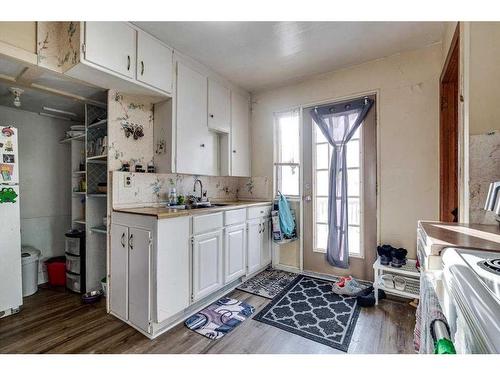 5213 50 Avenue, Ponoka, AB - Indoor Photo Showing Kitchen With Double Sink