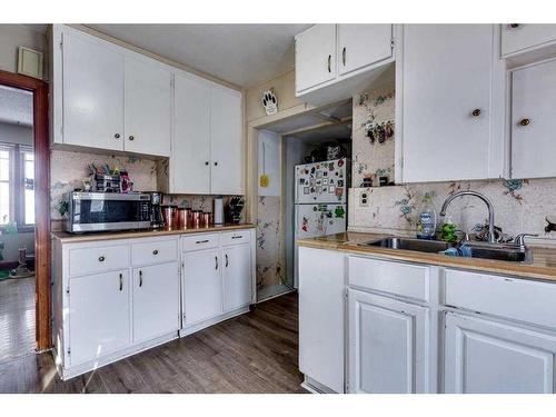 5213 50 Avenue, Ponoka, AB - Indoor Photo Showing Kitchen With Double Sink