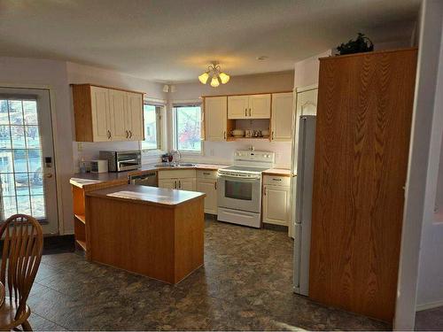 4619 55 Avenue, Lacombe, AB - Indoor Photo Showing Kitchen With Double Sink