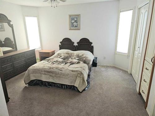 4619 55 Avenue, Lacombe, AB - Indoor Photo Showing Bedroom