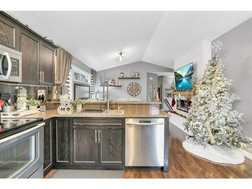 2 Coachman Way, Blackfalds, AB - Indoor Photo Showing Kitchen With Stainless Steel Kitchen