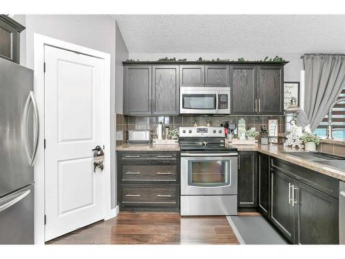 2 Coachman Way, Blackfalds, AB - Indoor Photo Showing Kitchen With Stainless Steel Kitchen