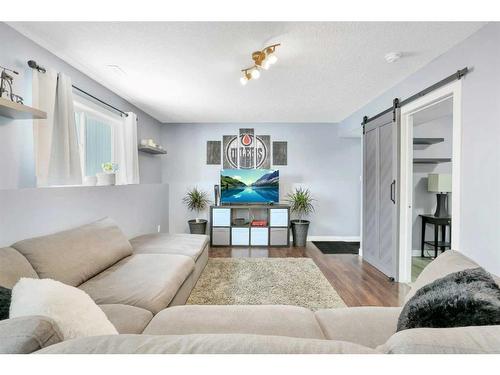 2 Coachman Way, Blackfalds, AB - Indoor Photo Showing Living Room