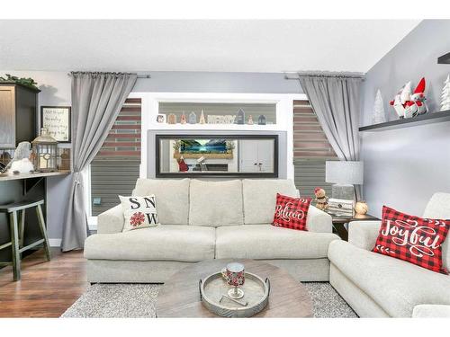 2 Coachman Way, Blackfalds, AB - Indoor Photo Showing Living Room