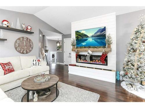 2 Coachman Way, Blackfalds, AB - Indoor Photo Showing Living Room