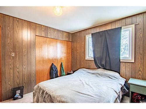 40303 Range Road 241, Rural Lacombe County, AB - Indoor Photo Showing Bedroom