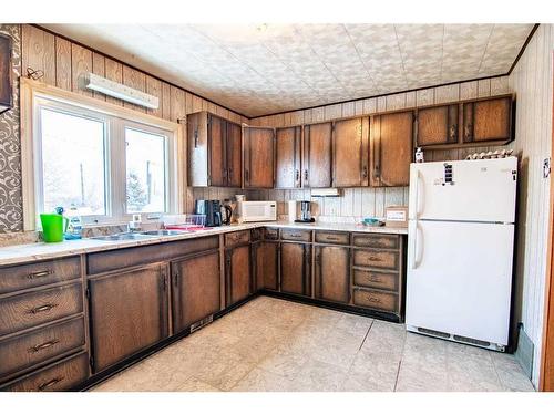 40303 Range Road 241, Rural Lacombe County, AB - Indoor Photo Showing Kitchen With Double Sink