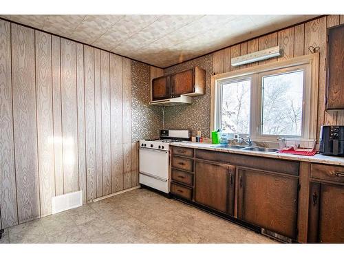 40303 Range Road 241, Rural Lacombe County, AB - Indoor Photo Showing Kitchen With Double Sink