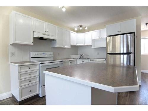 805-5220 50A Avenue, Sylvan Lake, AB - Indoor Photo Showing Kitchen