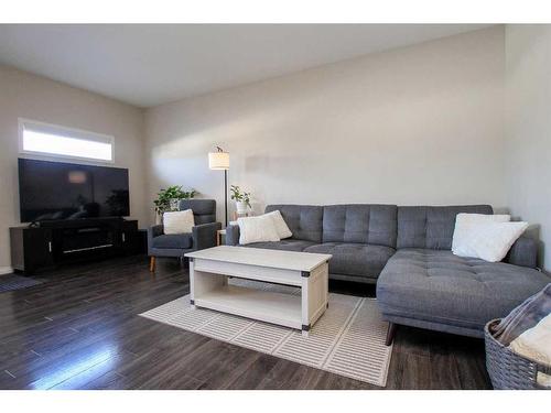 101 Crimson Court, Blackfalds, AB - Indoor Photo Showing Living Room