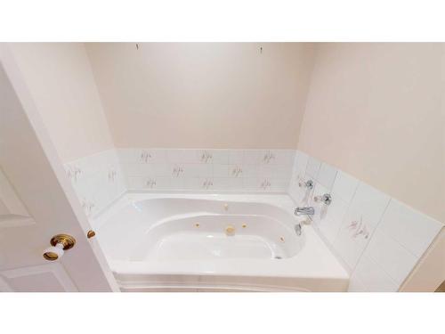 45 Kingston Drive, Red Deer, AB - Indoor Photo Showing Bathroom