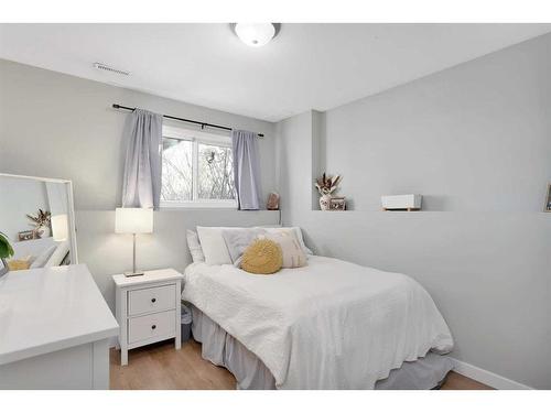 5321 58 Street, Lacombe, AB - Indoor Photo Showing Bedroom