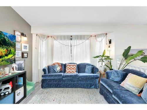 5321 58 Street, Lacombe, AB - Indoor Photo Showing Living Room