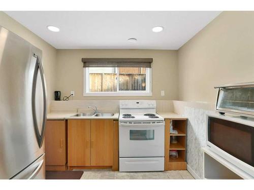 35 Oberg Court, Red Deer, AB - Indoor Photo Showing Kitchen