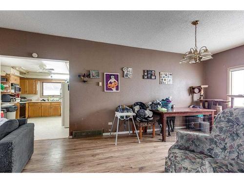 20-27380 Township Road 373, Rural Red Deer County, AB - Indoor Photo Showing Living Room