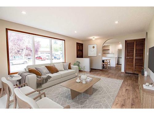 33 Munro Crescent, Red Deer, AB - Indoor Photo Showing Living Room