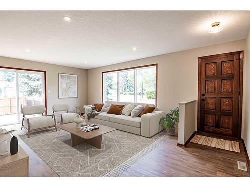 33 Munro Crescent, Red Deer, AB - Indoor Photo Showing Living Room