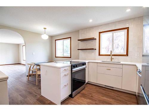 33 Munro Crescent, Red Deer, AB - Indoor Photo Showing Kitchen