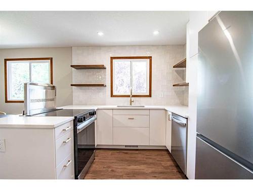 33 Munro Crescent, Red Deer, AB - Indoor Photo Showing Kitchen With Stainless Steel Kitchen With Upgraded Kitchen