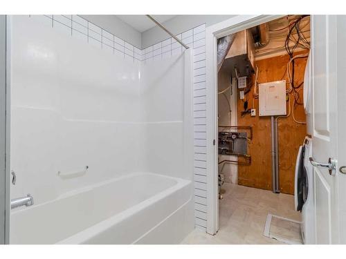 #103-44 Reid Court, Sylvan Lake, AB - Indoor Photo Showing Bathroom