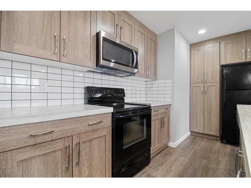 #103-44 Reid Court, Sylvan Lake, AB - Indoor Photo Showing Kitchen