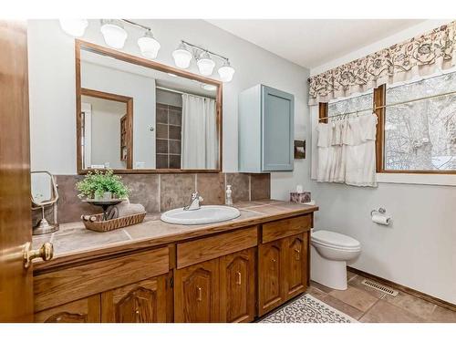 5213 42 Street, Ponoka, AB - Indoor Photo Showing Bathroom