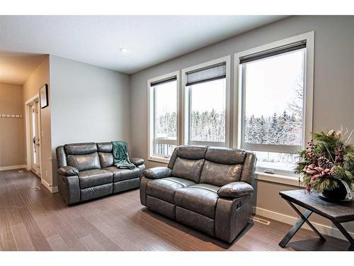 119 Cedar Square, Blackfalds, AB - Indoor Photo Showing Living Room