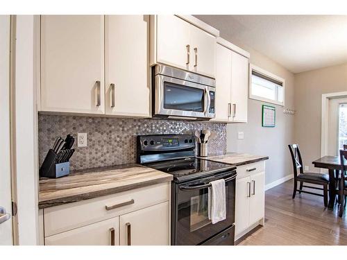 119 Cedar Square, Blackfalds, AB - Indoor Photo Showing Kitchen