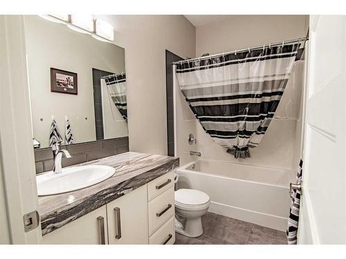 119 Cedar Square, Blackfalds, AB - Indoor Photo Showing Bathroom