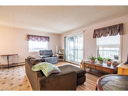 308-4319 49 Street, Innisfail, AB - Indoor Photo Showing Living Room