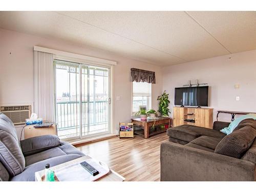 308-4319 49 Street, Innisfail, AB - Indoor Photo Showing Living Room