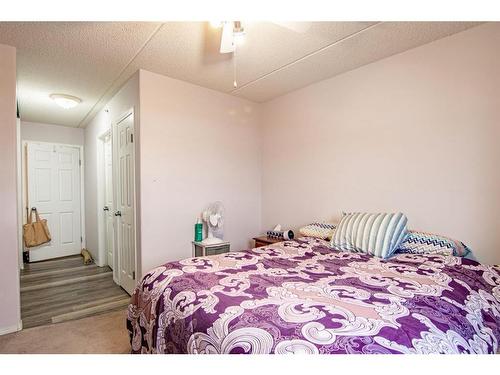 308-4319 49 Street, Innisfail, AB - Indoor Photo Showing Bedroom