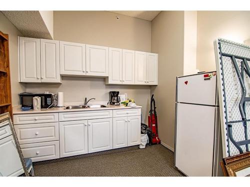 308-4319 49 Street, Innisfail, AB - Indoor Photo Showing Kitchen With Double Sink