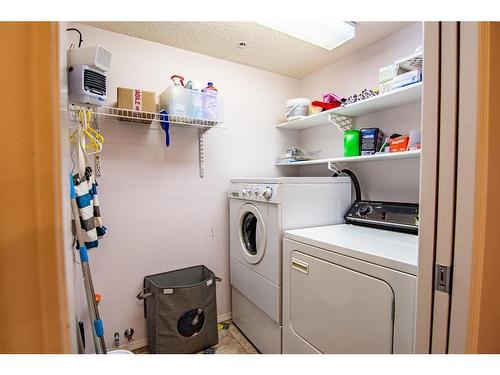 308-4319 49 Street, Innisfail, AB - Indoor Photo Showing Laundry Room