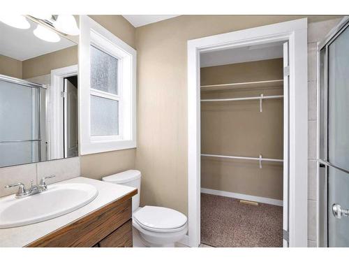 846 800 Ramage Close, Red Deer, AB - Indoor Photo Showing Bathroom