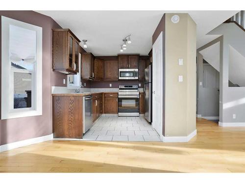 846 800 Ramage Close, Red Deer, AB - Indoor Photo Showing Kitchen