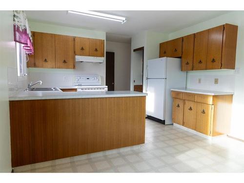 4609 54 Avenue, Rimbey, AB - Indoor Photo Showing Kitchen