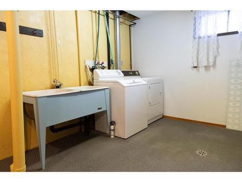 4609 54 Avenue, Rimbey, AB - Indoor Photo Showing Laundry Room